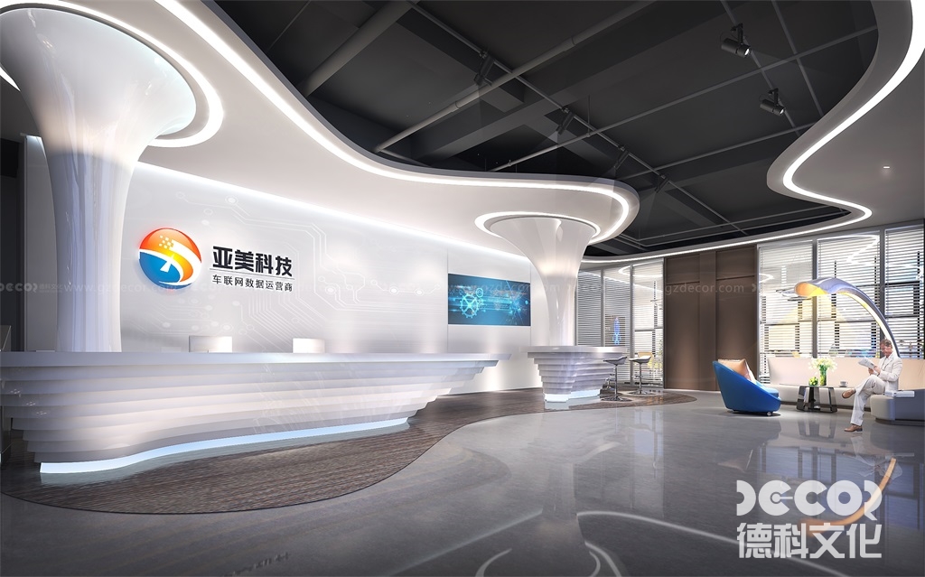 在汽車展廳裝修中，如何設置信息展示屏以提供實時信息？